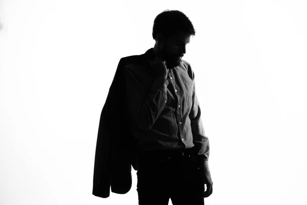 Homem de terno segurando uma jaqueta em suas mãos emoções perfil silhueta sombra — Fotografia de Stock