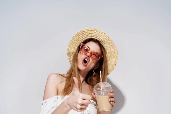Jolie femme joyeuse dans des lunettes roses chapeau d'émotions dans un verre avec une boisson de luxe — Photo