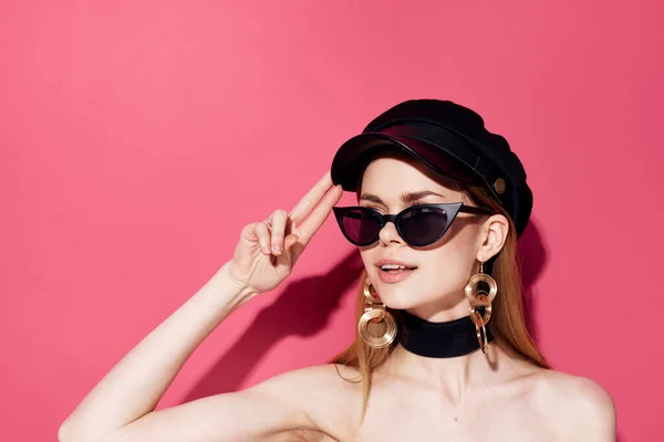 Hermosa mujer elegante en gafas negras accesorios de joyería fondo rosa — Foto de Stock