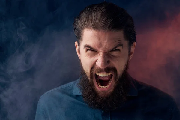 Emotionale bärtige Mann wütend aussehen Hemd Rauch im Hintergrund — Stockfoto