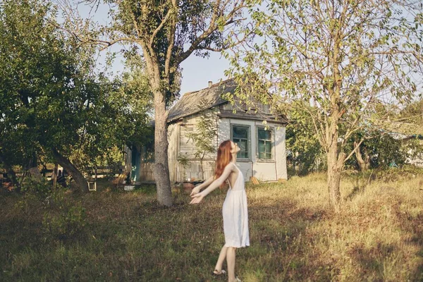 Edificio blanco cerca de los árboles naturaleza aire fresco jardín pueblo granja feliz mujer — Foto de Stock