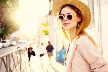 Neşeli bir kadın şehir dışında geziyor.