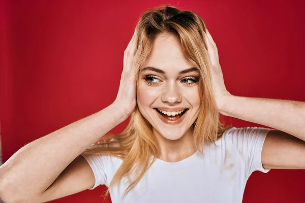 Hübsche Frau lächeln weißes T-Shirt abgeschnittene Äste roter Hintergrund — Stockfoto