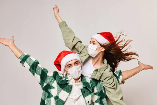 Natal humor homem e mulher divertido feriado chapéu máscara médica — Fotografia de Stock