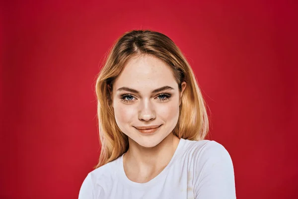 Όμορφη γυναίκα χαμόγελο λευκό t-shirt κομμένα κλαδιά κόκκινο φόντο — Φωτογραφία Αρχείου