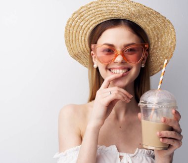 Cam şapkalı, pembe gözlüklü, duygusal bir kadın. Stüdyo içkisi.