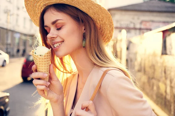 Mooie vrouw in hoed eten ijs buiten charme wandeling model — Stockfoto