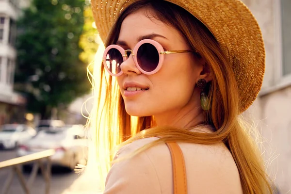 Ładna kobieta w kapeluszu spacery po mieście na świeżym powietrzu zabawy słoneczny dzień — Zdjęcie stockowe