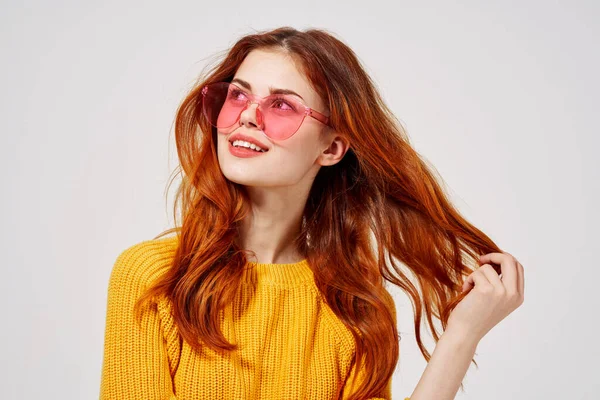 Hezká mladá žena ve žlutém svetru a džíny růžové brýle pózovat — Stock fotografie