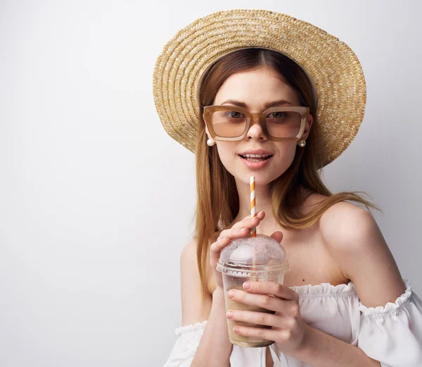 Belle femme avec des lunettes chapeau sur sa tête mode fun boisson dans ses mains — Photo