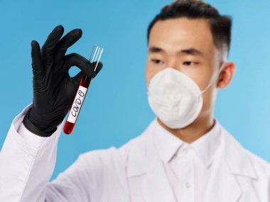 Erkek laboratuvar asistanı kan testi siyah eldiven muayene çalışması. Yakın çekim.