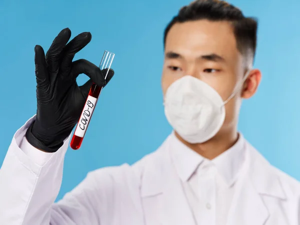 Чоловічий лабораторний асистент дослідження аналізу крові чорна рукавичка крупним планом — стокове фото