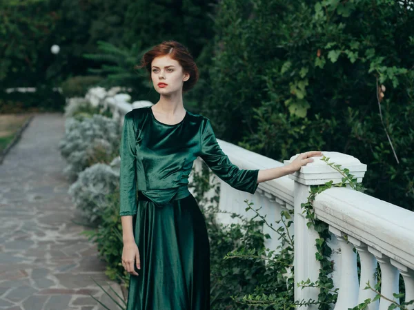 Csinos nő zöld ruhában szabadban romantika luxus elegáns stílus — Stock Fotó