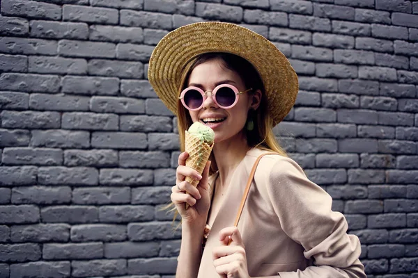 Vrouw dragen zonnebril en hoed bijgesneden uitzicht stedelijke stijl baksteen muur — Stockfoto