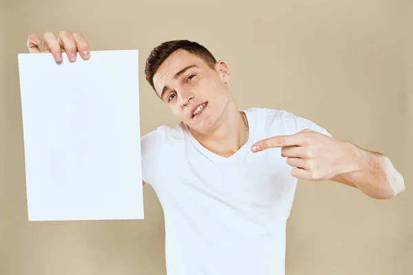 Homem segurando folha branca de papel no escritório espaço cópia outdoor mão — Fotografia de Stock