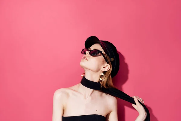 Эмоциональная женщина с солнцезащитными очками ювелирные аксессуары Гламор розовый фон — стоковое фото