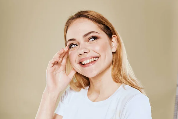 Mulher bonita divertido branco t-shirt emoções bege fundo recortado vista — Fotografia de Stock