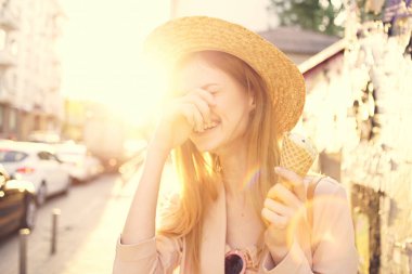 Sokakta bekleyen güzel bir kadın. Elinde dondurmayla şehirde dolaşıyor.