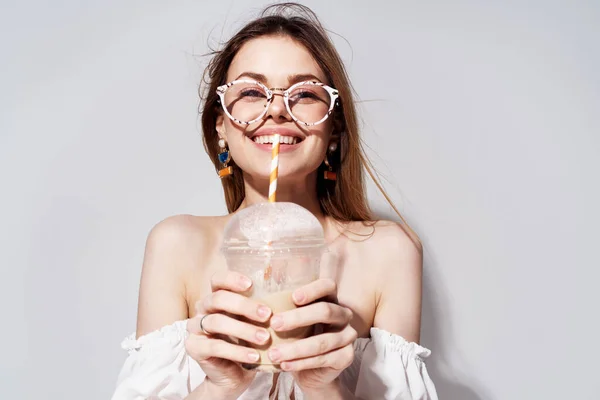 Веселая женщина в очках пьет в руках роскошь крупным планом — стоковое фото