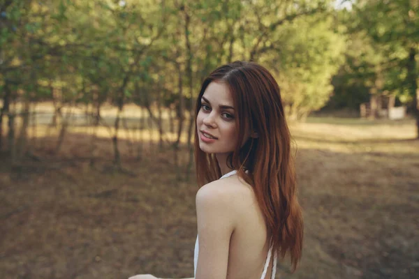 Romantisk kvinna utomhus i trädgården tillbaka visa modell rött hår — Stockfoto