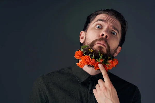 턱수염 장식을 하고 검은 배경으로 꽃을 피우는 남자의 모습 — 스톡 사진