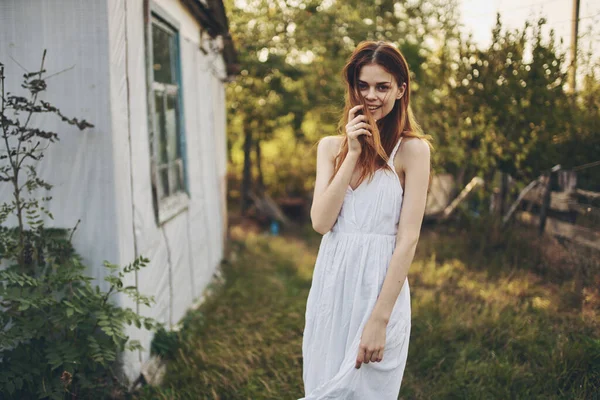 Kvinna utomhus nära bygga på semester modell landsbygd landskap livsstil — Stockfoto