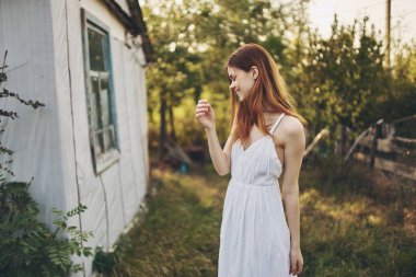 Kadın bina yakınında tatil modeli kırsal yaşam tarzında.