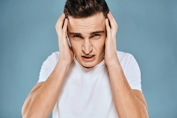 Emotioneel ontevreden man bijgesneden uitzicht wit t-shirt blauw achtergrond — Stockfoto