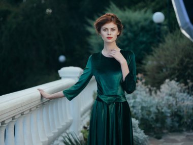 Zarif kadın yeşil elbise mimarisi yeşil yapraklar lüks modeller.