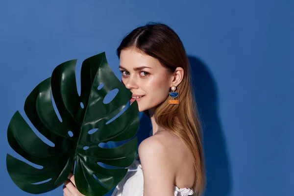 Vacker kvinna palm grönt löv Exotisk reste blå bakgrund — Stockfoto