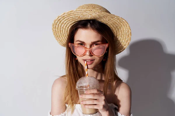Pembe gözlüklü neşeli kadın. İçkili eğlence bardağı. — Stok fotoğraf