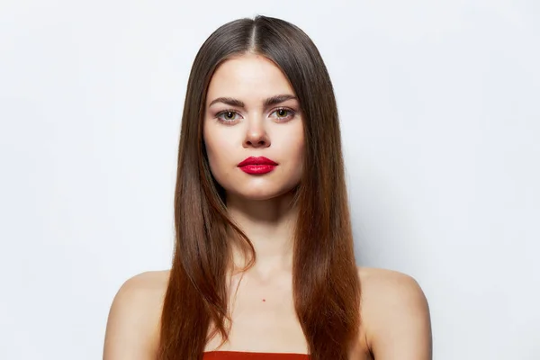 Vrouw met blote schouders in een oranje jurk rode lippen — Stockfoto