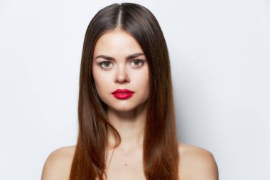 Uzun saç stili çekici bir kadın izole edilmiş görünüyor.