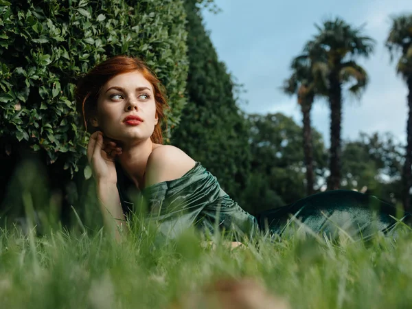 Κομψή γυναίκα καλλυντικά πράσινο φόρεμα φύση πολυτέλεια glamor μοντέλο — Φωτογραφία Αρχείου