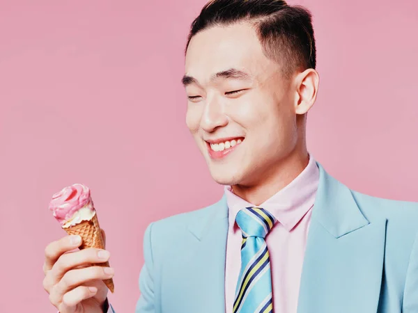 Fagylalt kúp boldog srác rózsaszín háttér ázsiai néz jelmez — Stock Fotó