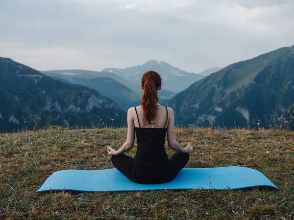 Kadınlar spor salonlarında oturur ve dağlarda yoga yaparken meditasyon yaparlar. — Stok fotoğraf