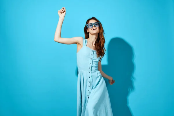 하얀 드레스를 입고 푸른 안경 스튜디오에 홀로 서 있는 명랑 한 여자 — 스톡 사진