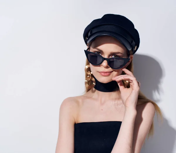 Mujer elegante con gafas de sol accesorios de joyería modelo vestido de noche negro — Foto de Stock