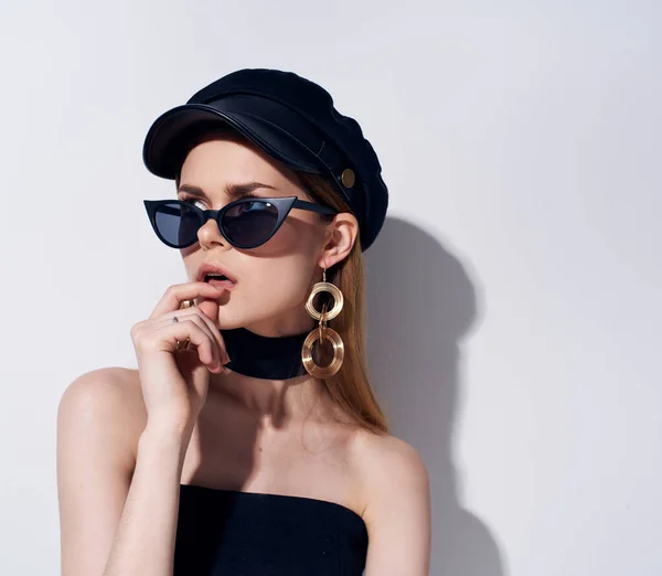 Mujer elegante con gafas de sol accesorios de joyería modelo vestido de noche negro — Foto de Stock