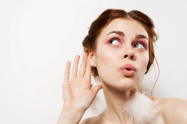 Fröhlich hübsche Frau nackte Schultern Kosmetik saubere Hautdekoration Emotionen — Stockfoto