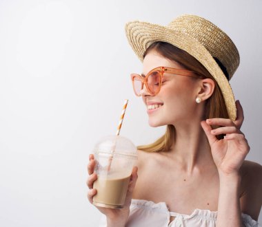 Pembe gözlüklü neşeli kadın, içki mankeni şapkalı.