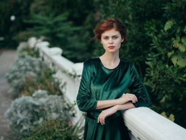 Siyah elbiseli kadın çekici görünüyor. Romantik mimari yürüyüşü.