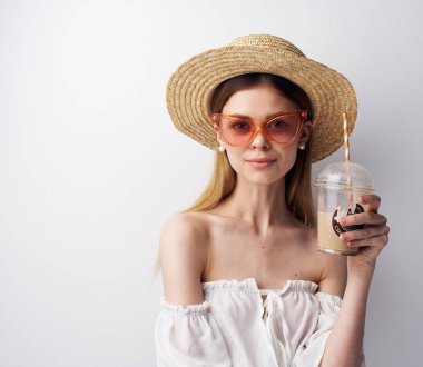 Çekici, modaya uygun kadın gözlükleri. Cazibeli, hafif arka plan.