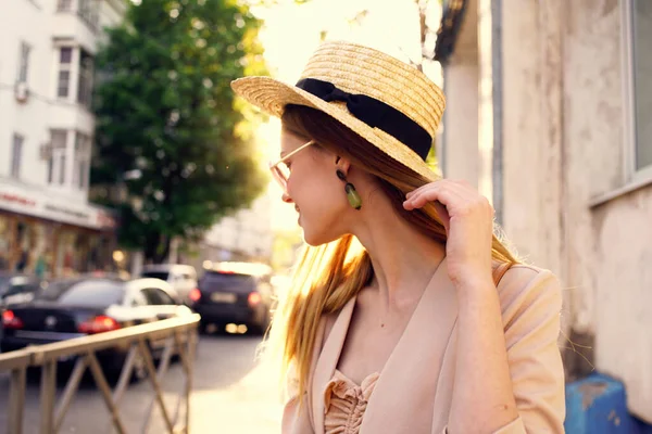 Женщина в шляпе прогулка по городу солнечный день образ жизни — стоковое фото