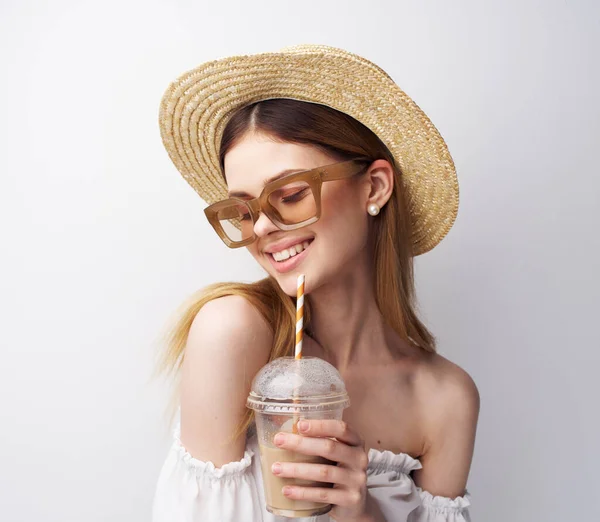 Belle femme avec des lunettes chapeau sur sa tête mode fun boisson dans ses mains — Photo