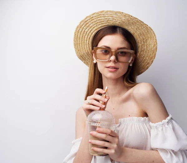 Belle femme avec des lunettes chapeau sur sa tête mode fun boisson dans ses mains — Photo