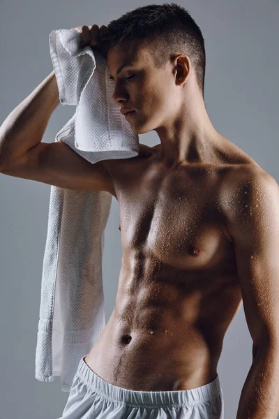 Atletyczny mężczyzna kulturysta pompowane w górę ręczniki tułowia — Zdjęcie stockowe