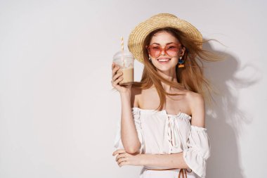 Güzel bir kadın pembe gözlüklü, hafif arka planlı.