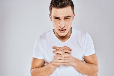 Beyaz tişörtlü adam, stüdyo yaşam tarzıyla el kol hareketi yapmaktan rahatsız oldu.