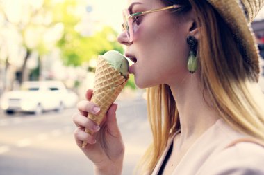 Dondurmalı bir kadın açık havada güneşli bir gün
